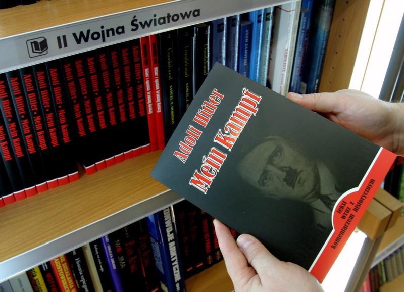 Книга Адольфа Гитлера "Майн Кампф". Фото REUTERS/Pierre Logwin PA/WS©