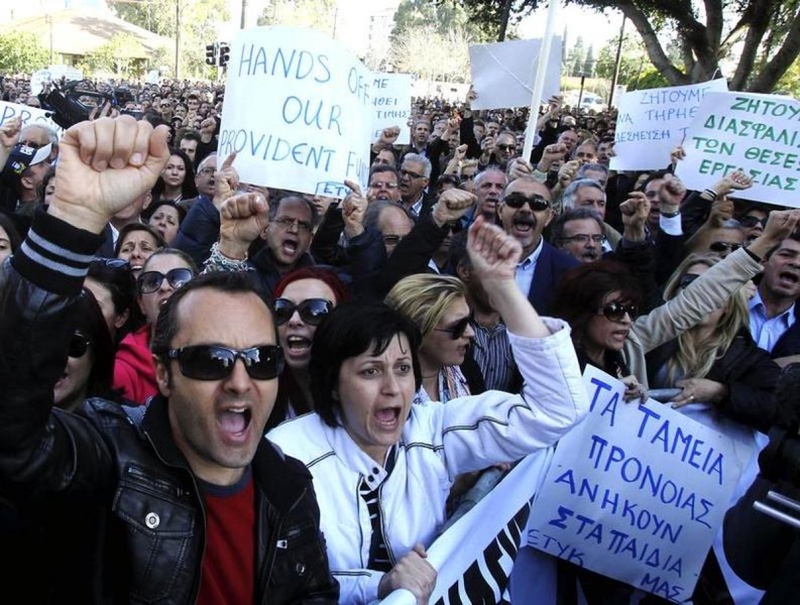 Кипрские работники протестуют против проводимых реформ. Фото REUTERS/Andreas Manolis©
