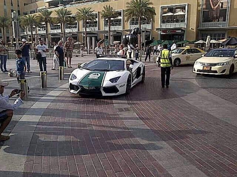 Lamborghini на улице в Дубае. Фото из "Твиттера" дубайской полиции