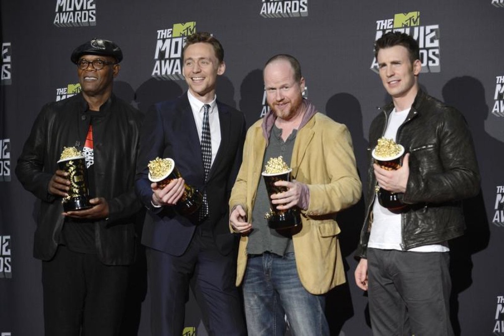 Директор Джосс Уэдон (2-й справа), актеры Сэмюэл Л. Джексон, Том Хиддлстон и Крис Эванс с наградами на 2013 MTV Movie Awards. Фото ©REUTERS