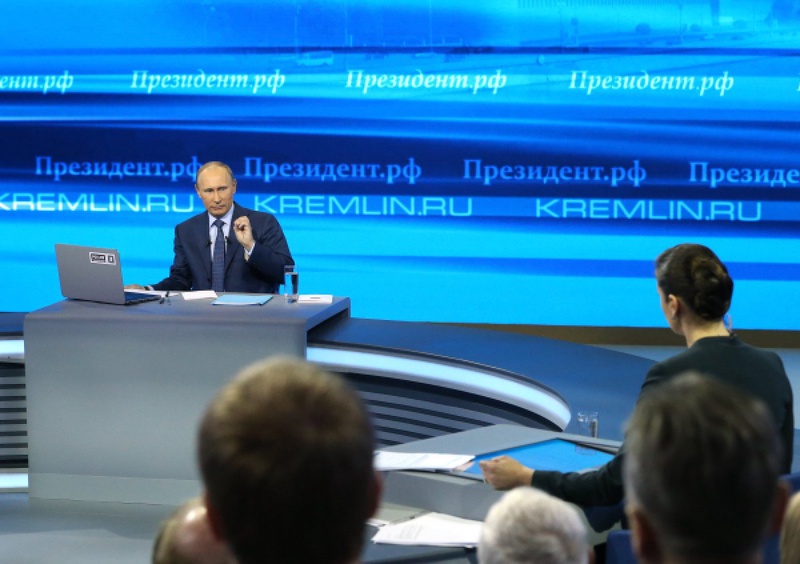 Президент РФ Владимир Путин отвечает на вопросы россиян. Фото ©РИА Новости