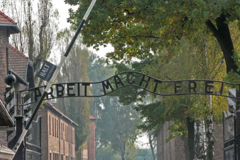 Главные ворота Освенцима. Фото с сайта augustana.edu