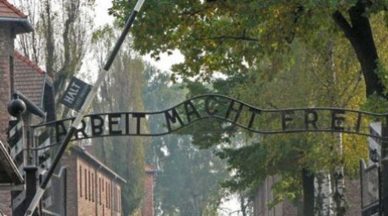 Главные ворота Освенцима. Фото с сайта augustana.edu