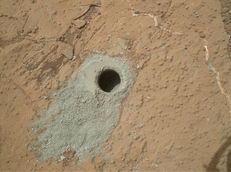 Изображение второго пробуренного отверстия марсоходом Curiosity 