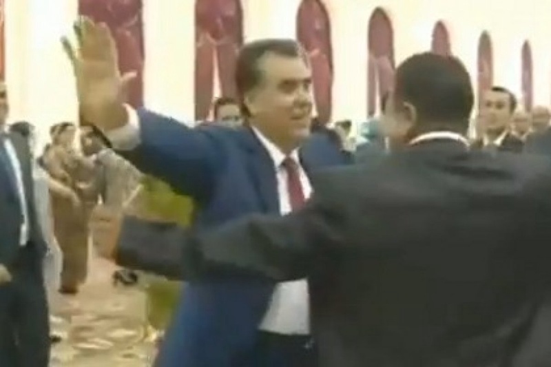 Кадр из видео с танцующим Эмомали Рахмоном