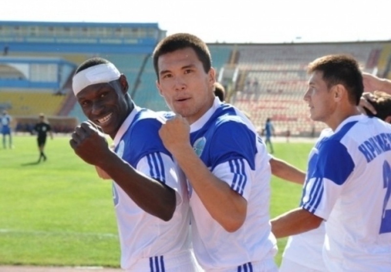  Бакдаулет Кожабаев (в центре). Фото из личного архива футболиста