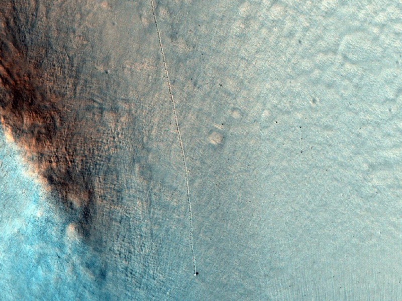 След гигантского булыжника на Марсе. Фото NASA