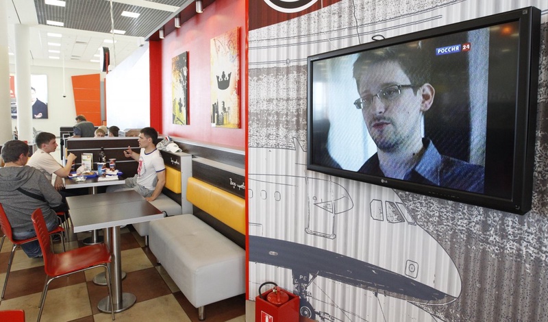Эдвард Сноуден на экране телвизора в кафе. Фото ©REUTERS