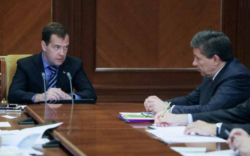 Глава правительства России Дмитрий Медведев (слева) и глава "Роскосмоса" Владимир Поповкин. Фото ©РИА Новости