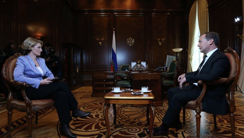 Дмитрий Медведев во время интервью телеканалу RT. ©РИА Новости