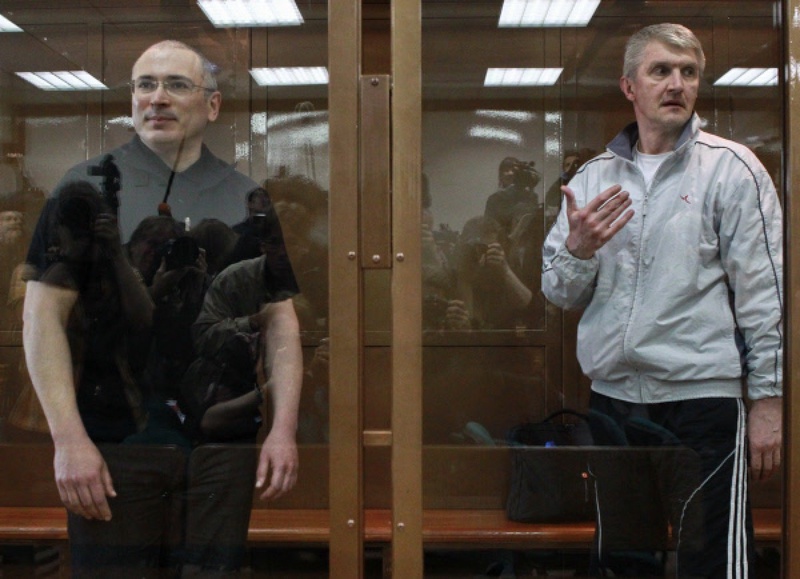 Экс-главы ЮКОСа Михаил Ходорковский и руководитель МФО "Менатеп" Платон Лебедев (слева направо) в зале суда. Фото ©РИА Новости