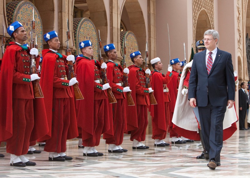 Гвардейцы короля Марокко (справа премьер-министр Канады Стивен Харпер). Фото: pm.gc.ca