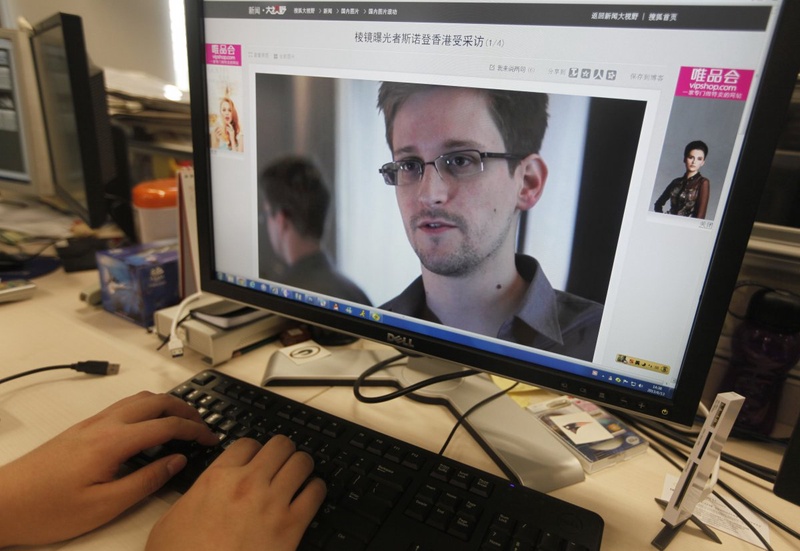 Эдвард Сноуден на мониторе компьютера. Фото ©REUTERS