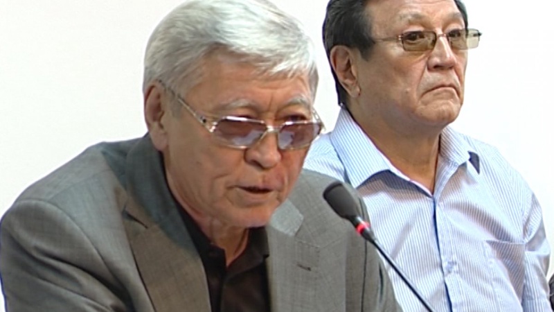 Сламбек Тауекел и Болат Шарип во время пресс-конференции в Алматы