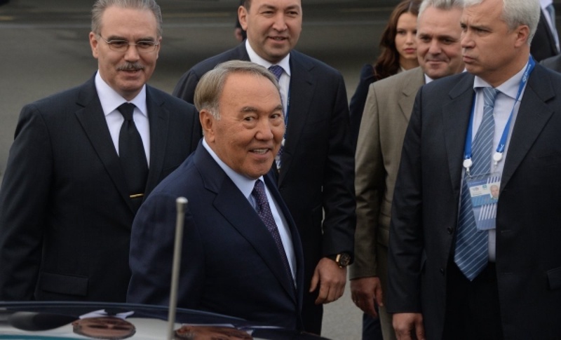 Президент Казахстана Нурсултан Назарбаев (в центре), прибывший в Санкт-Петербург для участия в саммите G20. Фото ©РИА Новости