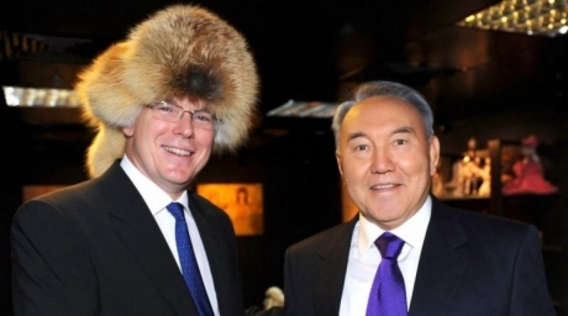 Назарбаев подарил Альберу II традиционный казахский головной убор. Фото пресс-службы Акорды