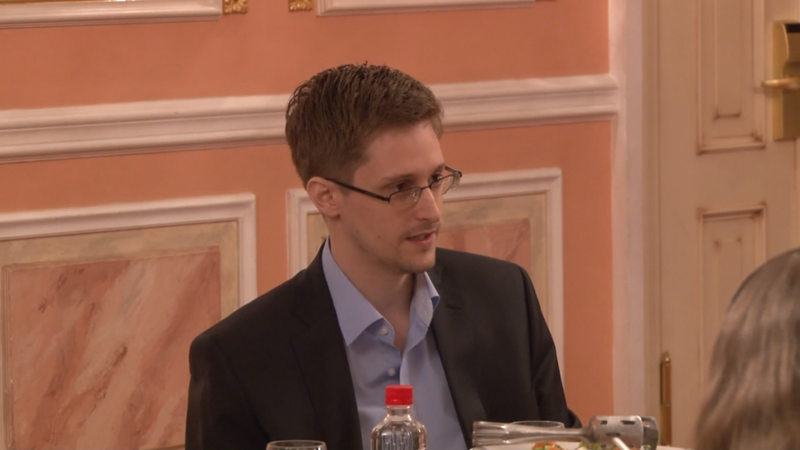 Эдвард Сноуден на встрече в Москве