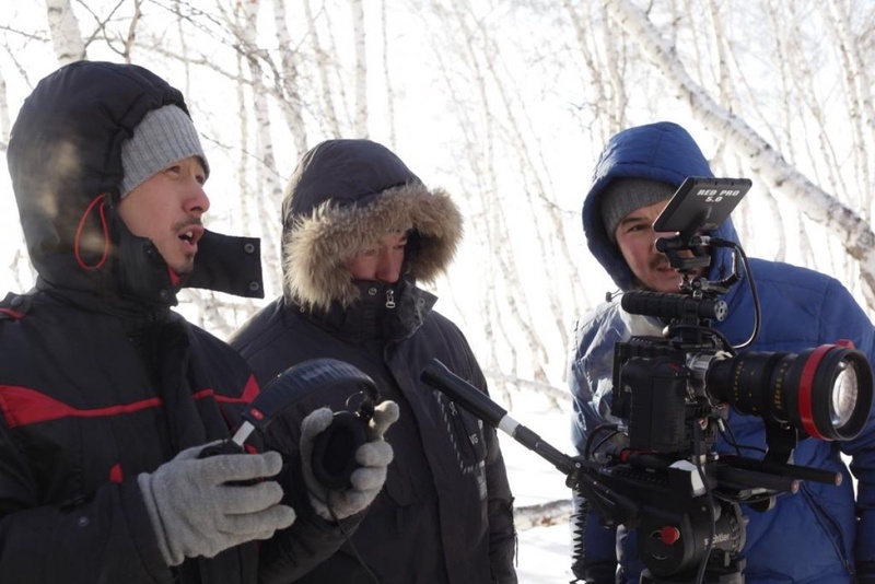 Режиссер Фархат Шарипов во время съемок зимой в Астане. Фото предоставлено съемочной командой