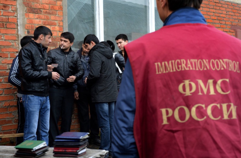 Иностранные рабочие во время проверки документов. ©РИА Новости