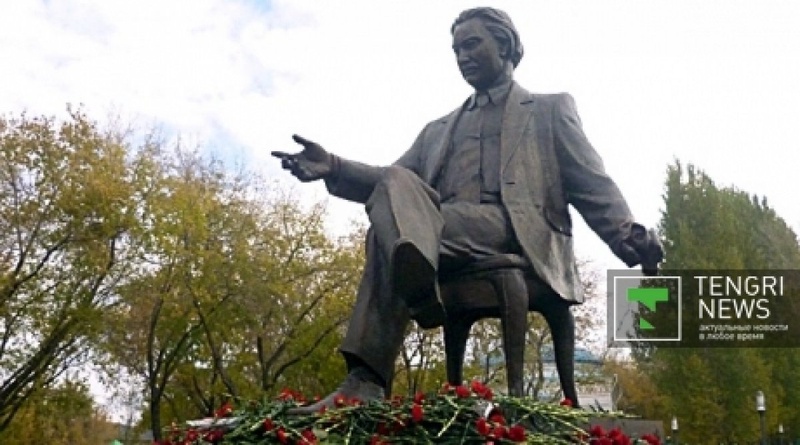 Памятник поэту Калижану Бекхожину в Павлодаре. ©tengrinews.kz