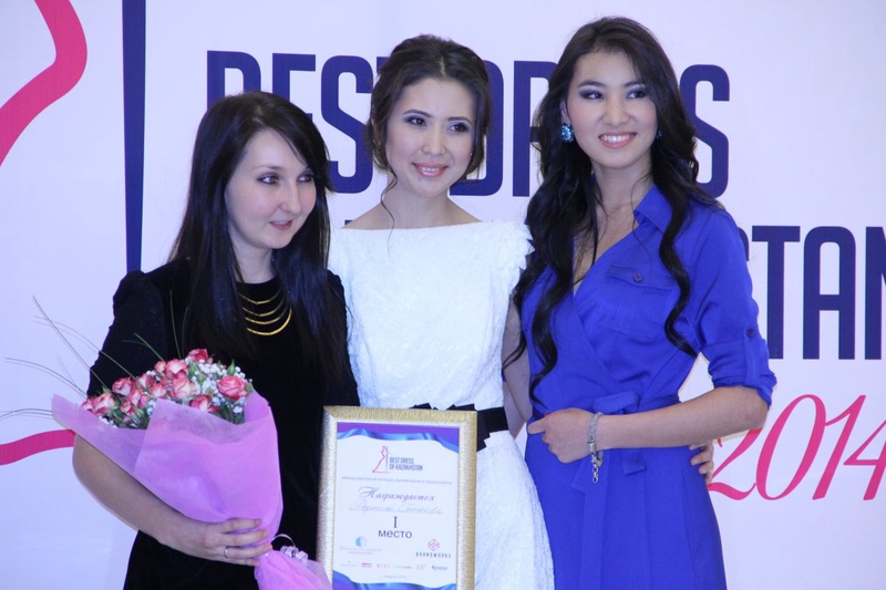 Победительница конкурса Радмила Гишаева (слева) с представителями Всемирного Конгресса красоты. Фото Айжан Тугельбаева© 