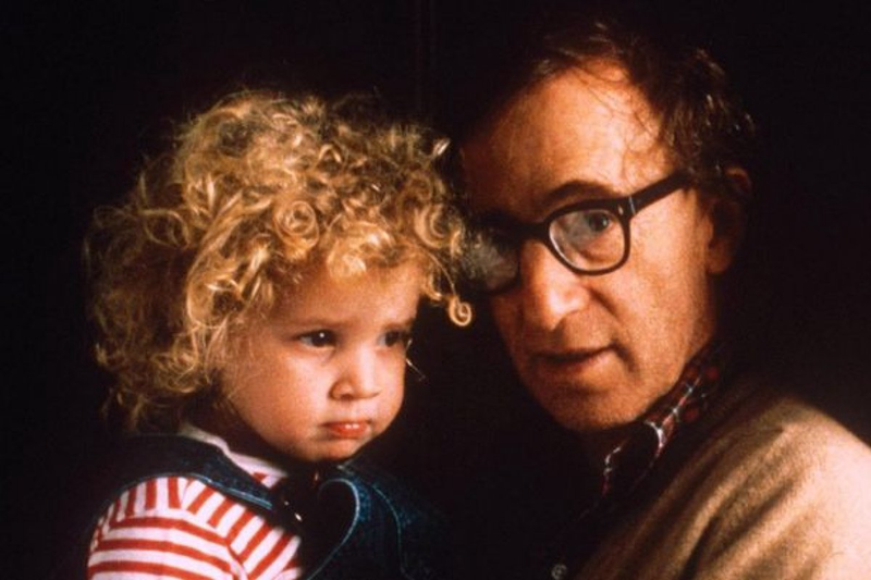 Вуди Аллен с приемной дочерью Дилан Фэрроу. Фото 1988 года