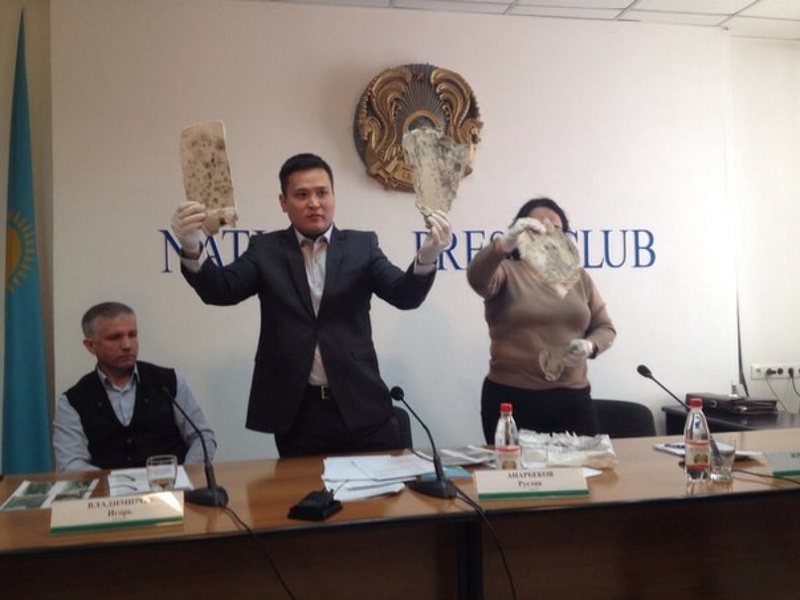 Адвокат показывает образцы гипсокартона с плесенью.
Фото Владимира Прокопенко.