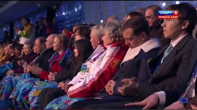Медведев уснул во время церемонии. Кадр телеканала "Спорт-1"