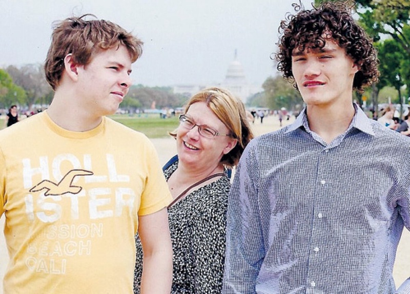 Дмитрий (справа) с новой мамой и братом Алешей. Фото с сайта eg.ru