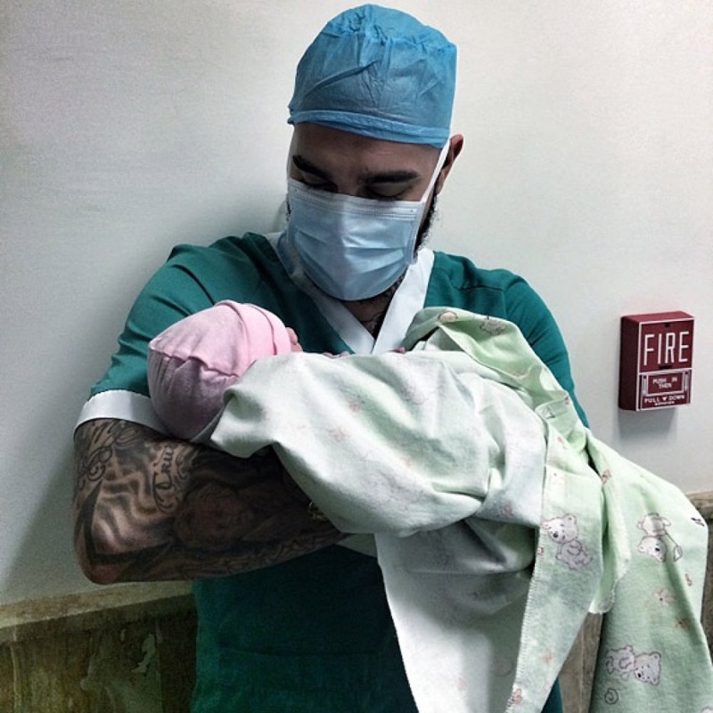 Тимати с новорожденной дочкой. Фото со страницы Тимати в Instagram
