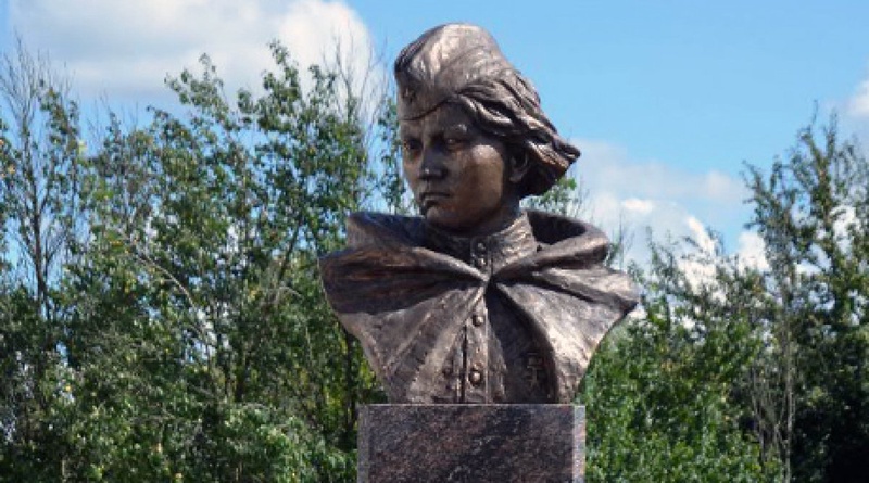Памятник Алие Молдагуловой. Фото ©ОФ Боевое братство