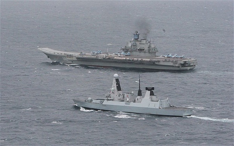 Британский эсминец сопровождает авианосец "Адмирал Кузнецов". © Crown