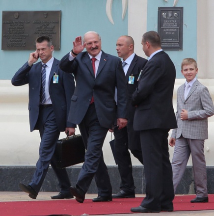 Александр Лукашенко с сыном Николаем в Киеве в день инаугурации Петра Порошенко. © РИА Новости