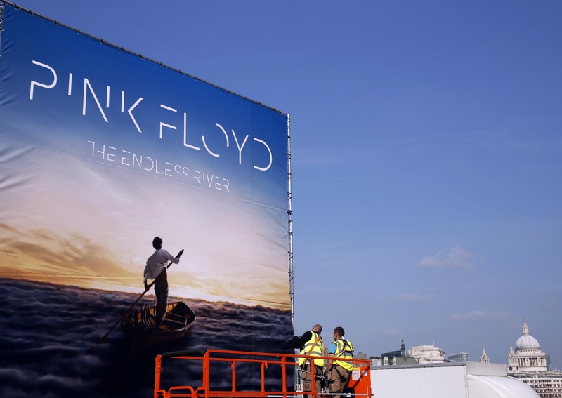 Рекламный плакат нового альбома группы Pink Floyd в Лондоне. ©REUTERS