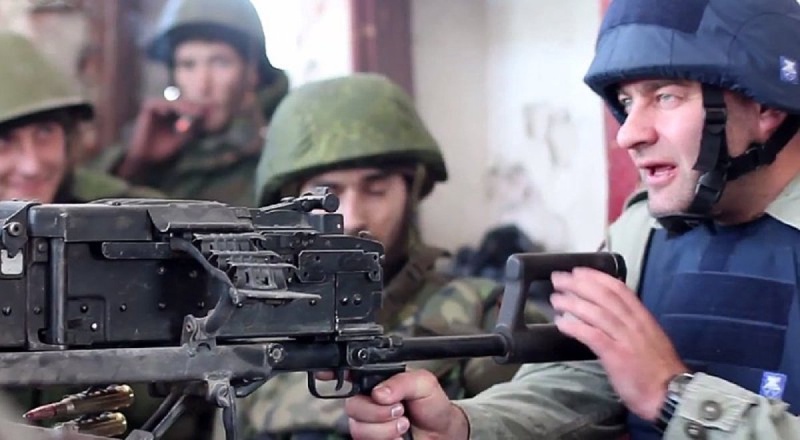 Михаил Пореченков стреляет из пулемета в Донецке. ©youtube.com