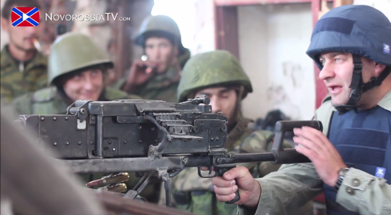Михаил Пореченков стреляет из пулемета в Донецке. © НОВОРОССИЯ TV/youtube.com