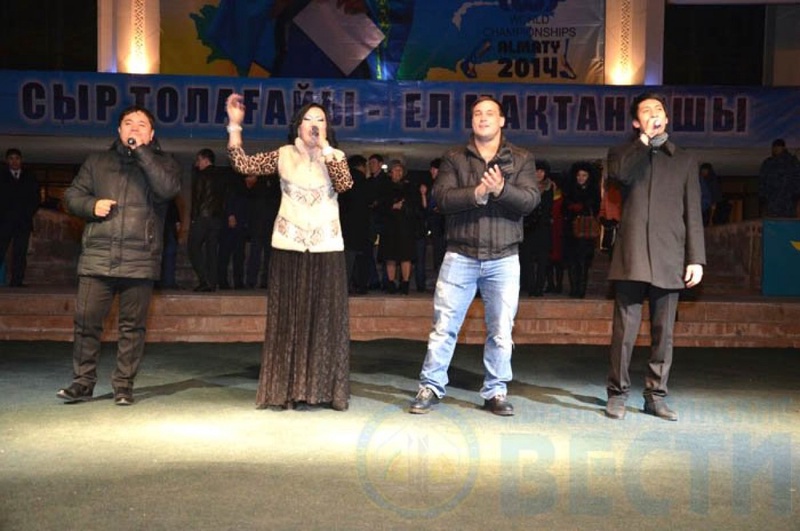 Илья Ильин исполнял песню вместе с певцами. © kzvesti.kz