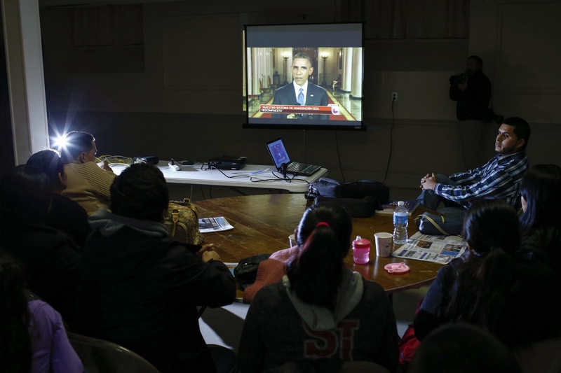 Группа нелегальных иммигрантов смотрит выступление президента США Барака Обамы об иммиграционной политике во время телевизионного обращения к стране. ©REUTERS