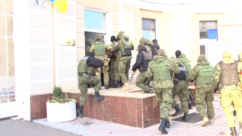 На территорию НПЗ ворвались около сотни вооруженных бойцов. © youtube.com/dumskayaTV