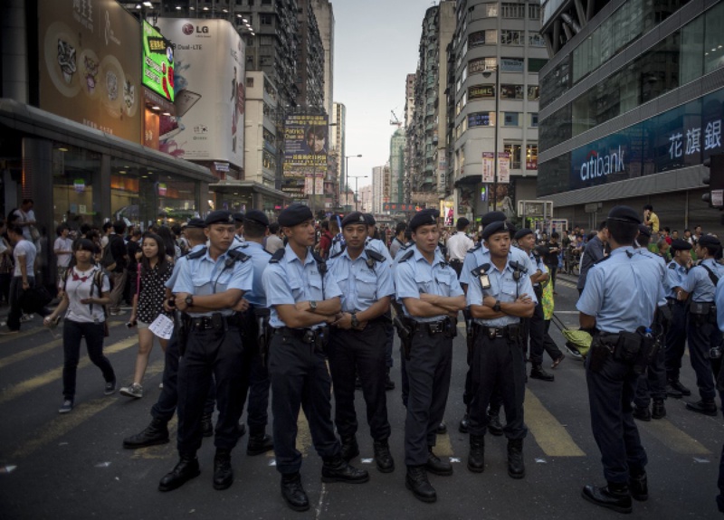 Полиция на митинге протестного движения Occupy Central в районе Mong Kok в Гонконге.
Фото©РИА Новости.