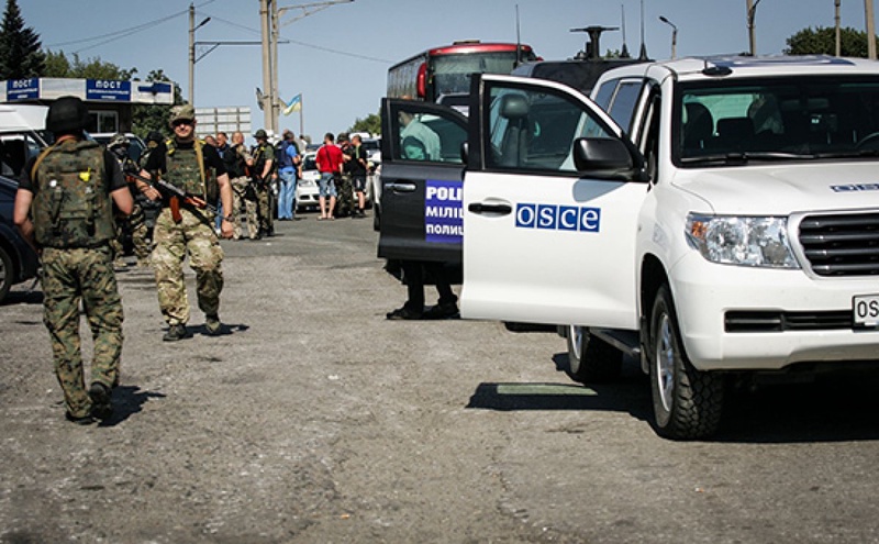 Наблюдатели миссии ОБСЕ на территории ДНР
Фото: Fotobank/Getty Images