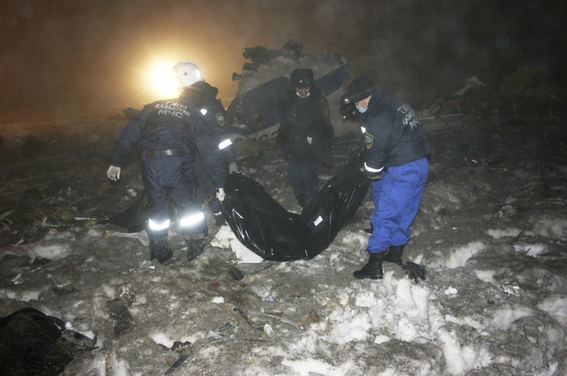 Спасатели на месте авиакатастрофы под Алматы. REUTERS