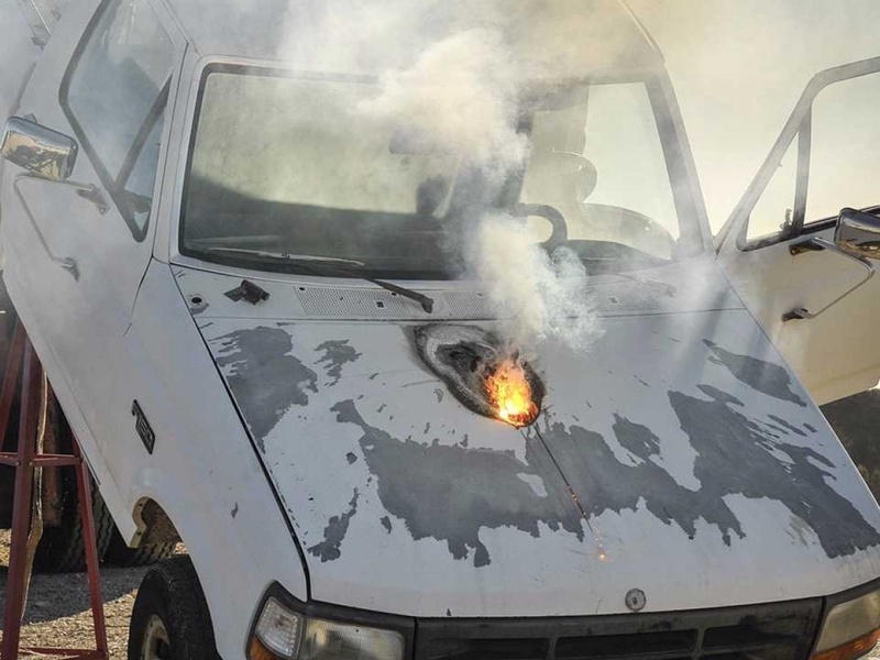 Боевой лазер прожег дыру в капоте автомобиля. © Lockheed Martin