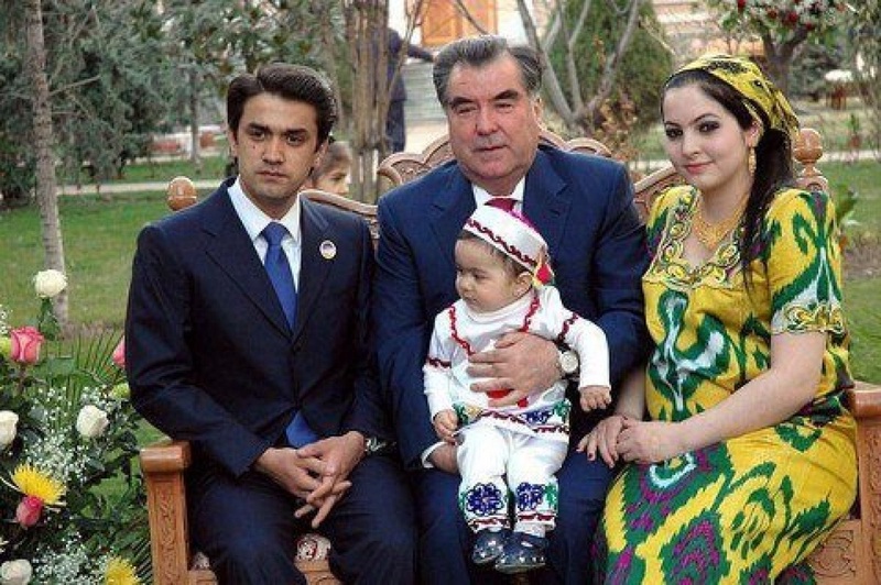 Эмомали Рахмон (в центре) со своим старшим сыном Рустамом. © ca-portal.ru