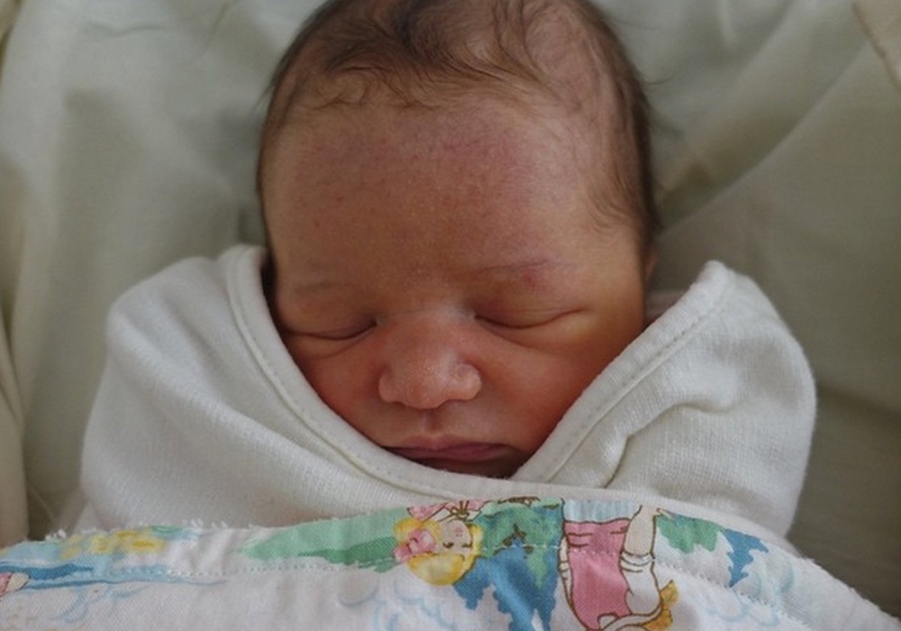 Новорожденная Дашиэль Эден Йовович-Андерсон. Фото из аккаунта Милы Йовович в Instagram