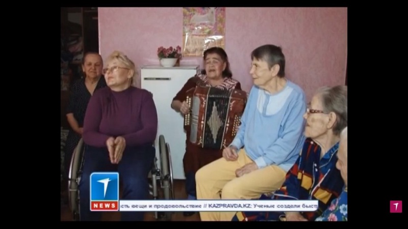 Елена Назарова (вторая слева) в окружении постоялиц. Кадр "Седьмого канала"