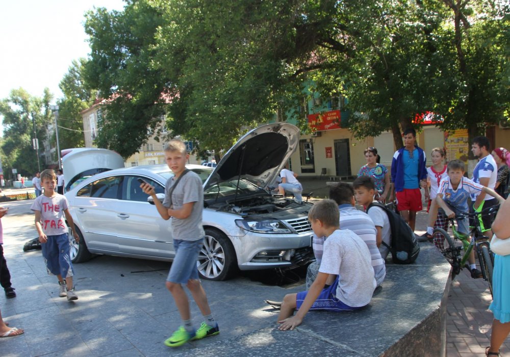 Автомобиль Амангельды Таспихова после аварии. Фото © Tengrinews.kz