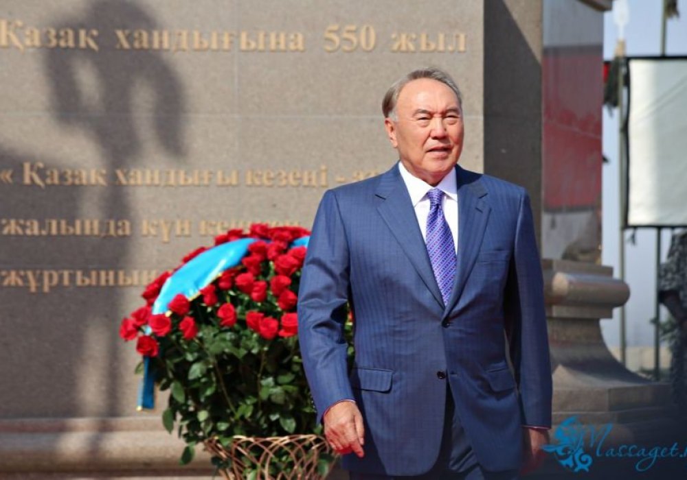 Нурсултан Назарбаев на открытии монумента. Фото с сайта massaget.kz
