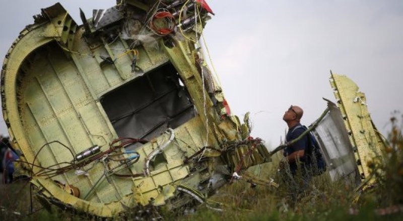 На месте катастрофы рейса MH17. Фото © REUTERS