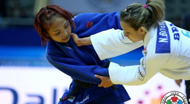 Галбадрах Отгонцэгцэг (слева). Фото с сайта judoinside.com